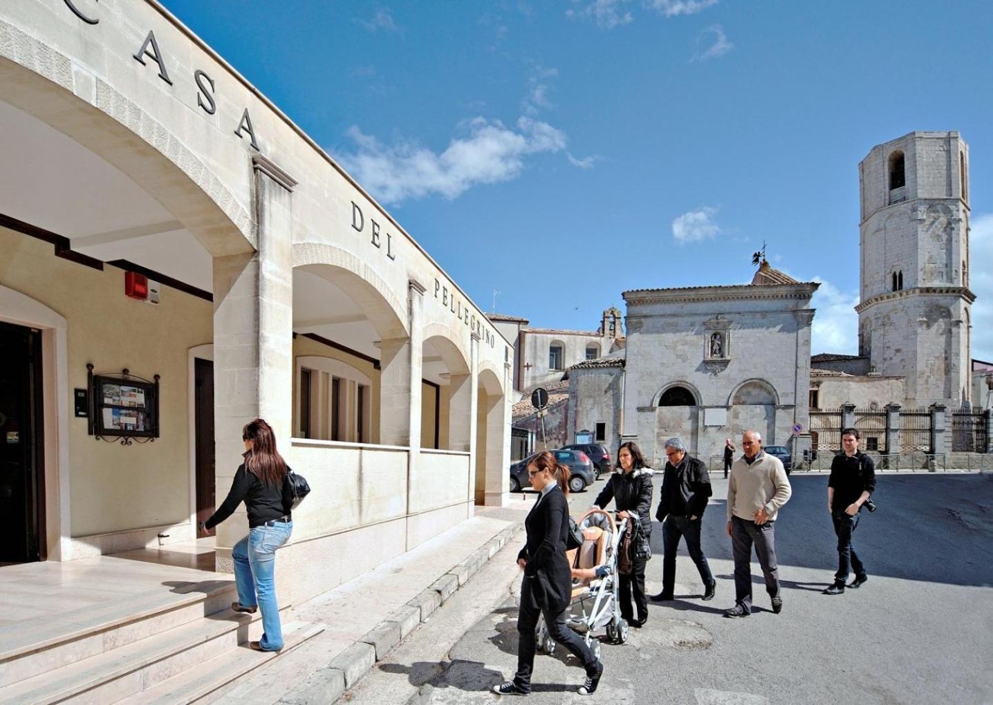 Albergo Casa Del Pellegrino Monte SantʼAngelo Eksteriør bilde