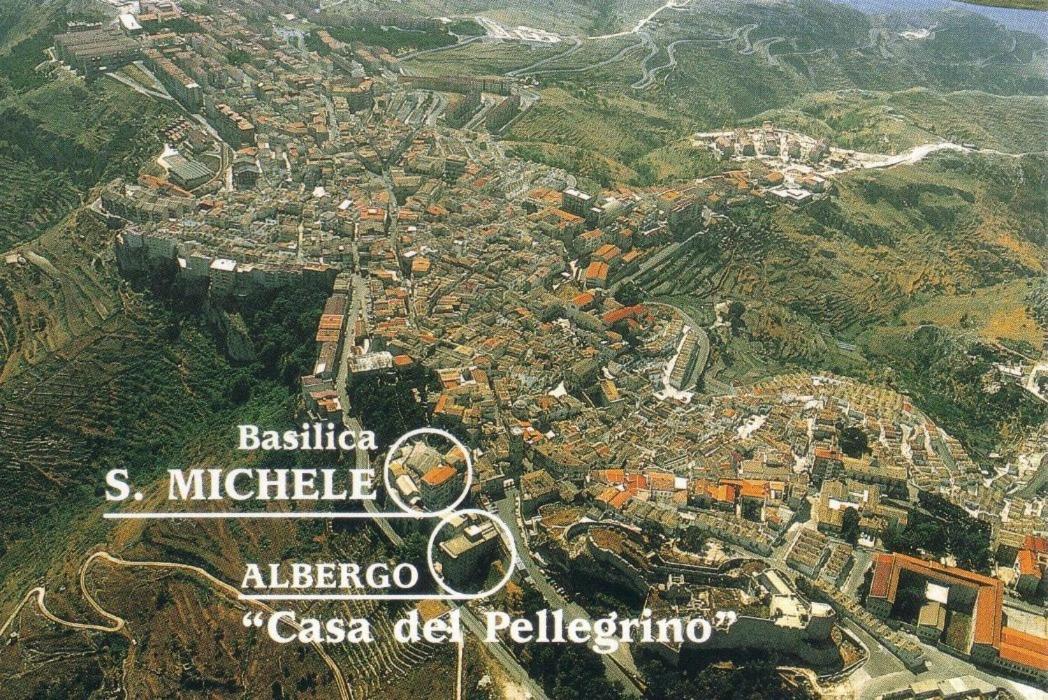 Albergo Casa Del Pellegrino Monte SantʼAngelo Eksteriør bilde